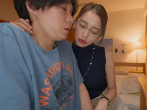 Bố dượng trừng phạt đứa con gái ngỗ nghịch không nghe lời